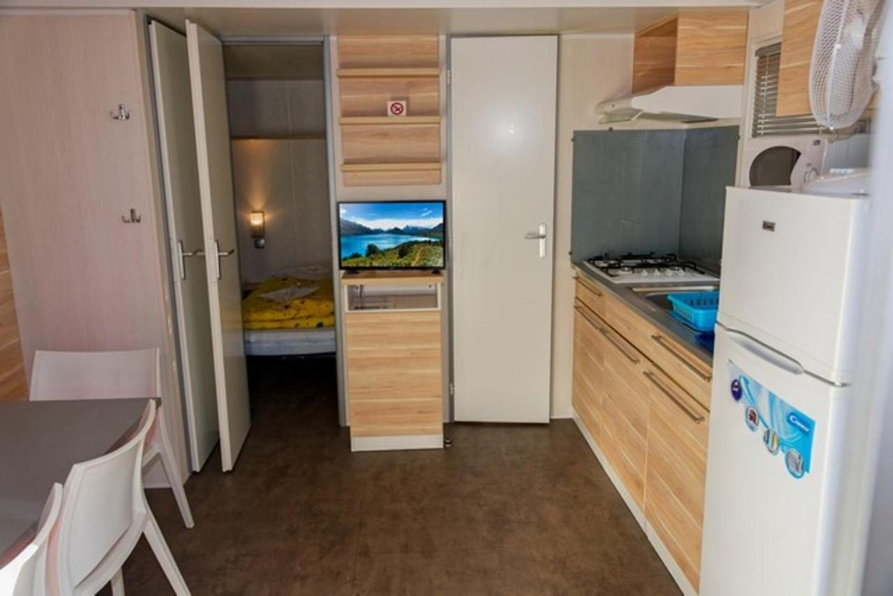 Camping Les Rives Du Lac De Vinca Esterno foto