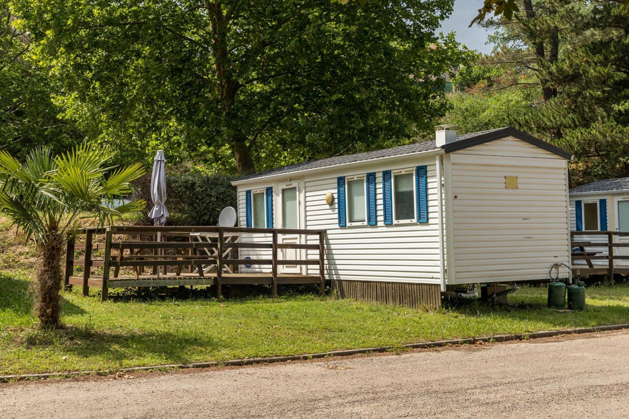 Camping Les Rives Du Lac De Vinca Esterno foto
