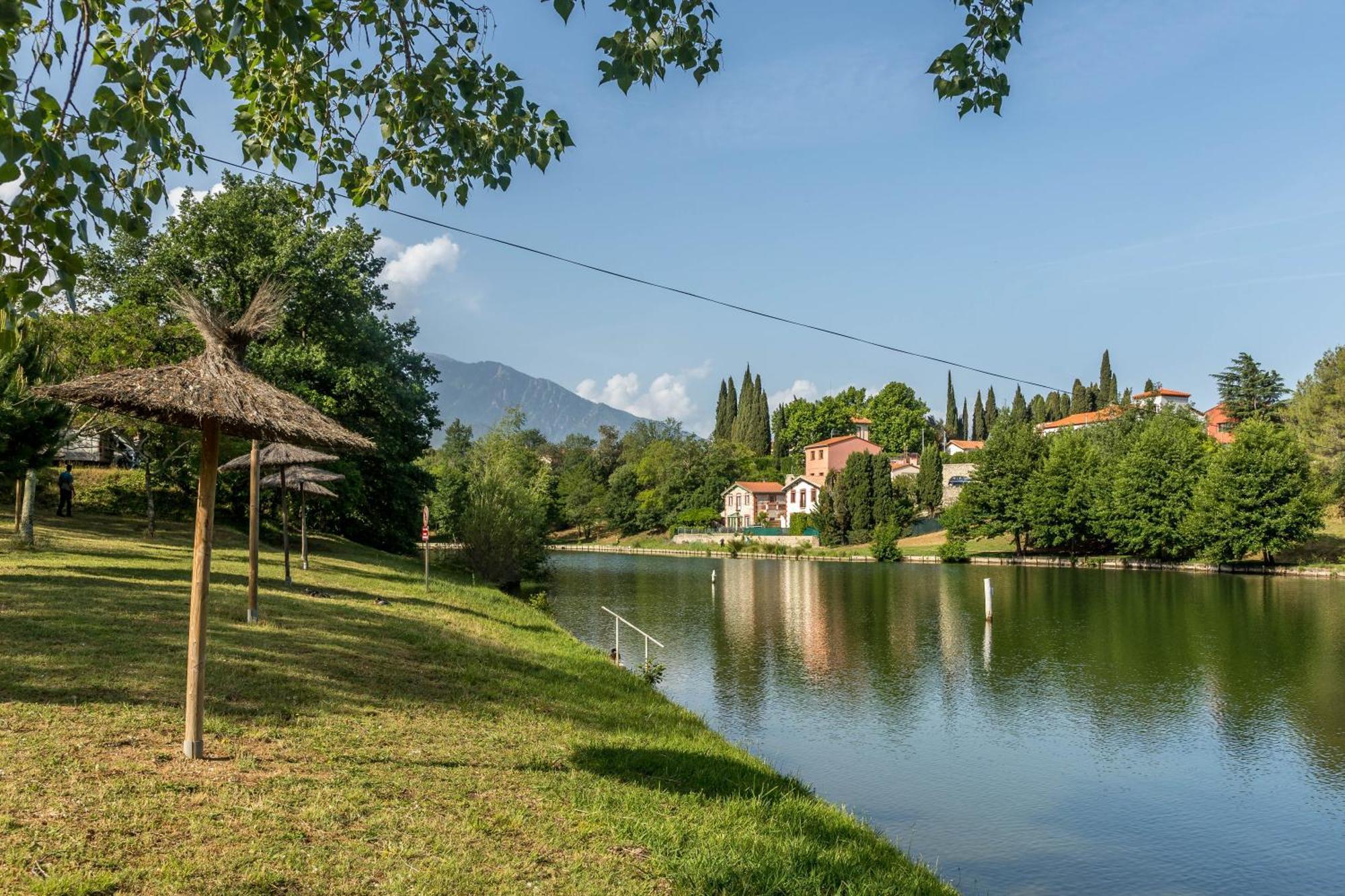 Camping Les Rives Du Lac De Vinca Esterno foto
