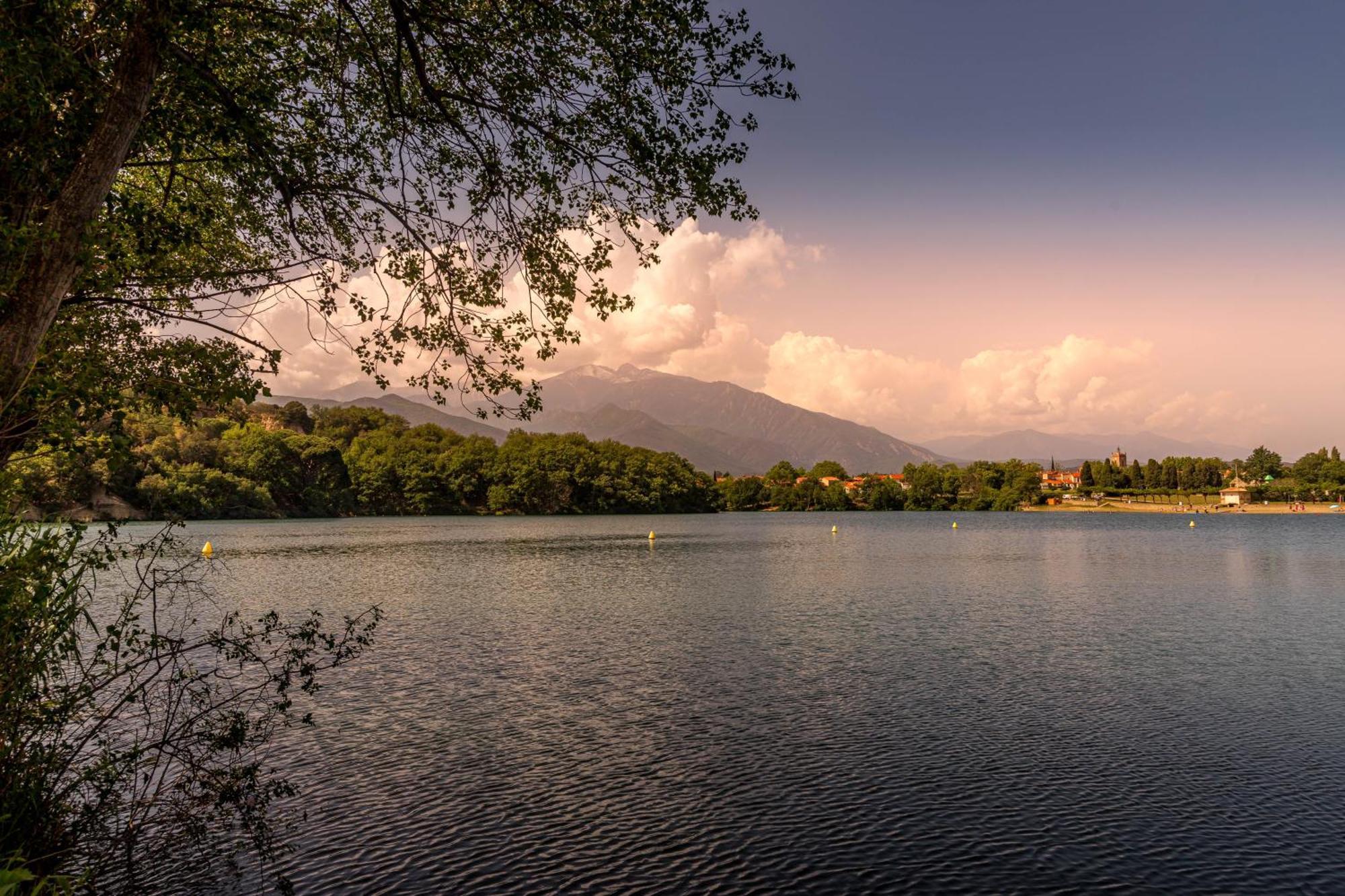 Camping Les Rives Du Lac De Vinca Esterno foto